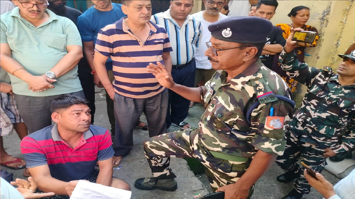 Clash between traders and SSB regarding international suspension bridge closed due to repairs in Pithoragarh