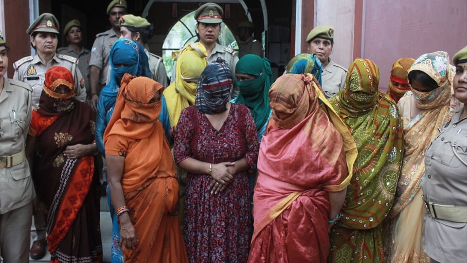 Moradabad: Gang stealing women jewelery caught, 11 women sent to jail