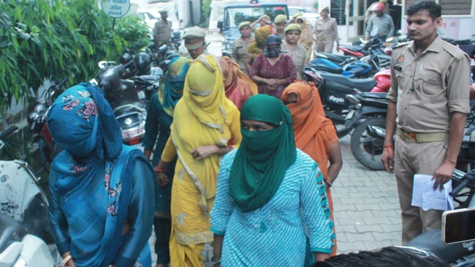 Moradabad: Gang stealing women jewelery caught, 11 women sent to jail