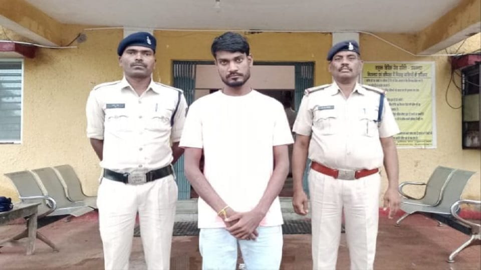 पुलिस की गिरफ्त में आरोपी