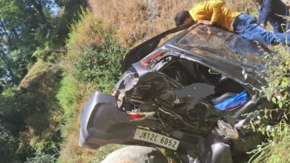 Poonch Accident: जियारत के लिए जा रहे कार सवार हुए हादसे का शिकार, पुलिसकर्मी सहित दो की मौत, बच्चा घायल Jammu kashmir: police personnel Among Two Dead in Road Accident in poonch
