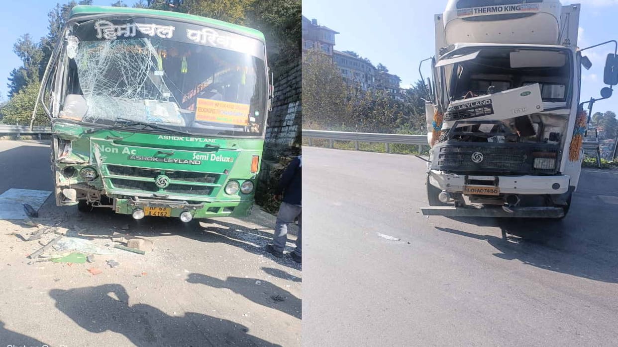 bus and truck collide in Kufri shimla