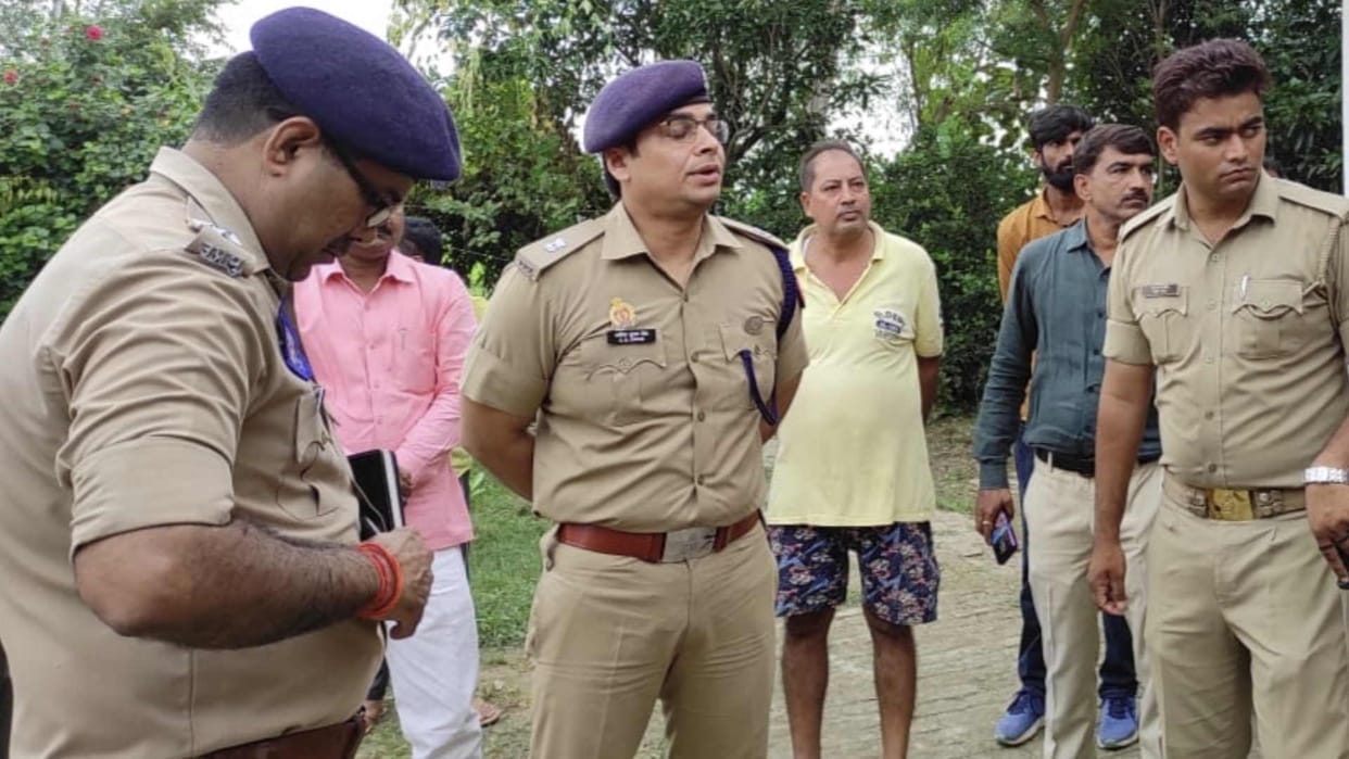 Dead Body of Young man was taken out of straw in Maharajganj crowd surrounded house of accused