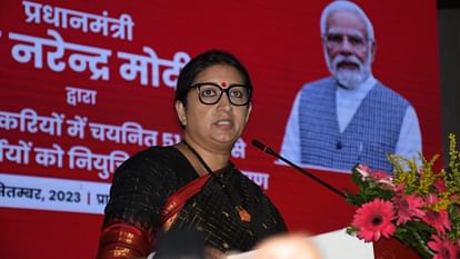 Cabinet minister Smriti Irani distributes the appointment letter in Rojgar Mela.