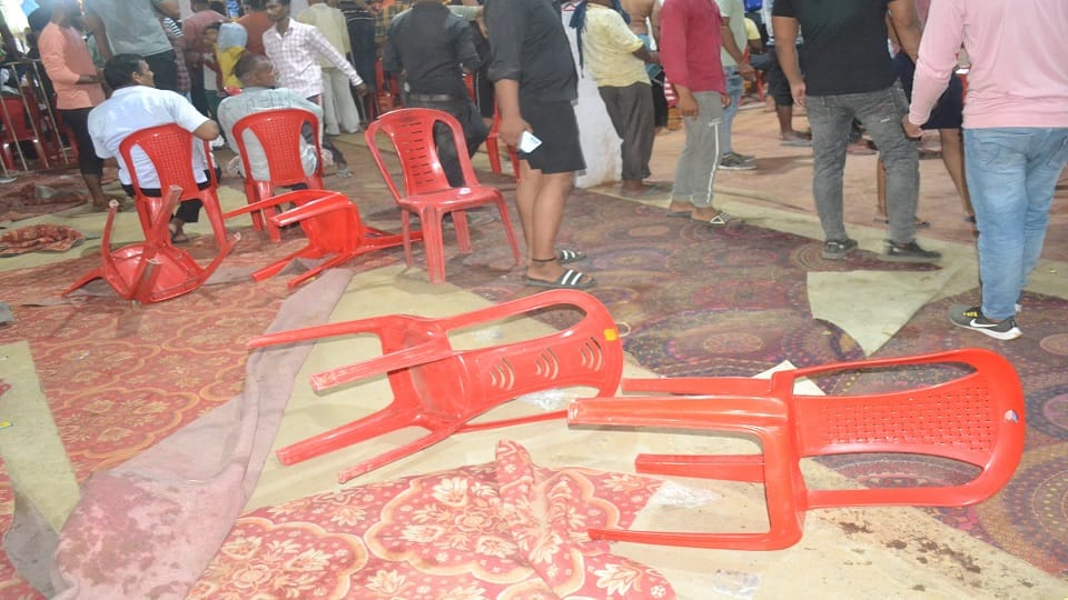 a lot of commotion in dangal of Hathras Dauji Mela