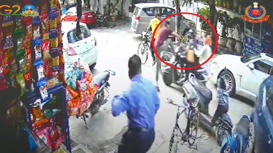Police caught thieves who were running away after committing snatching in Model Town