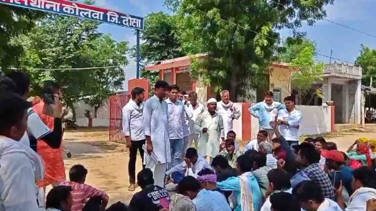 Troubled by the thefts taking place in Dausa Bandikui, the villagers demonstrated in the police station