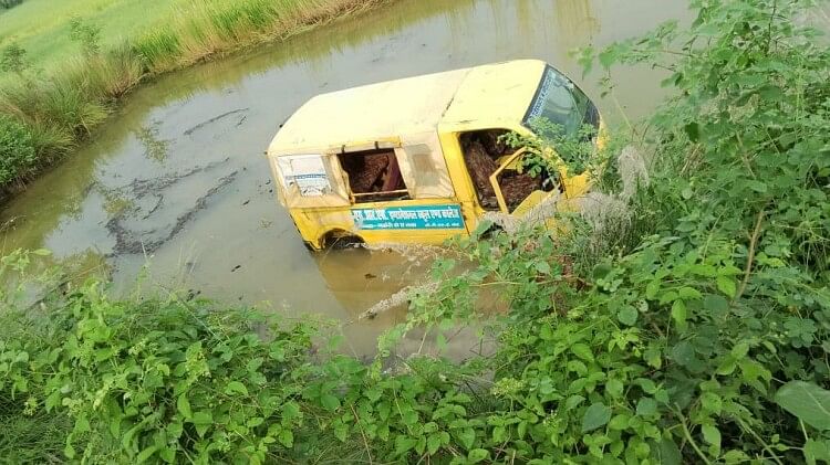 आजमगढ़: स्कूल वैन अनियंत्रित होकर पानी भरे गड्ढे में पलटी, बच्चों में मची चीखपुकार, कोई घायल नहीं