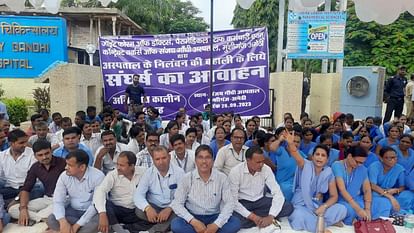Satyagrah in protest against suspending licence of Sanjay Gandhi Hospital.