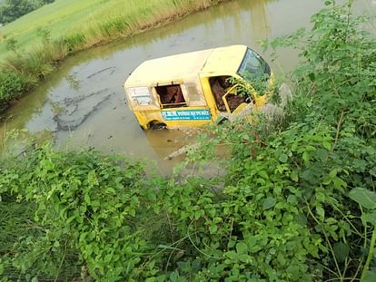 School van lost control and overturned in water filled pit in azamgarh children screamed