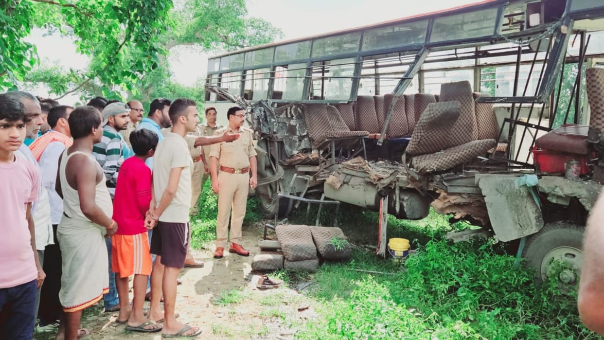 Two died and 13 injured in an accident in Bahraich.
