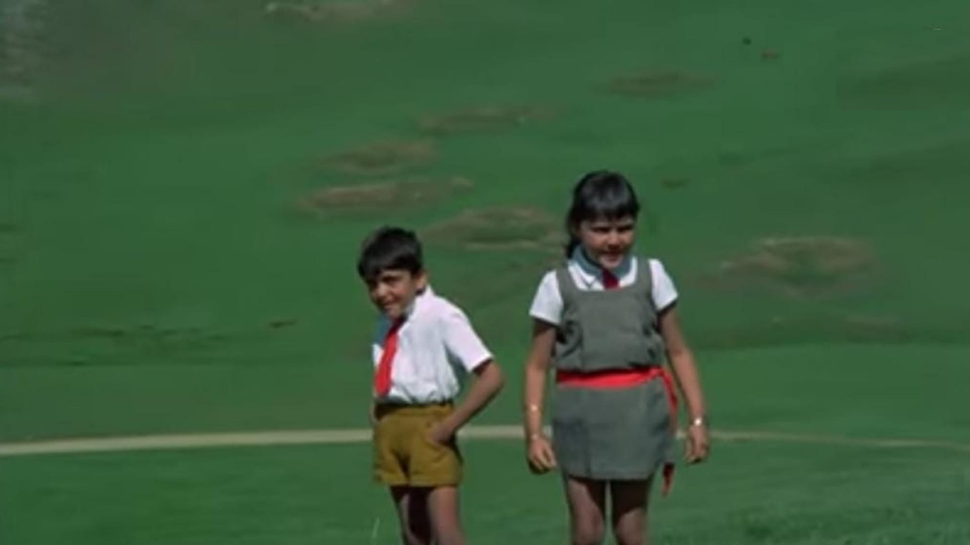 Do you remember Film Andaz Hai na bolo bolo song Child Artist Gauri Khurana Know details about her