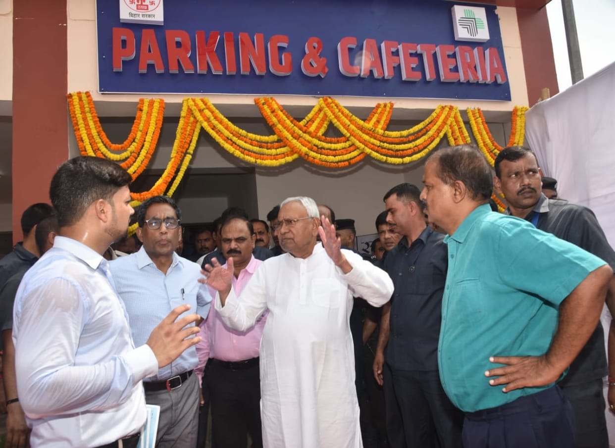CM Nitish Kumar angry after seeing the writing in English, told officials to get Hindi written; Banka News