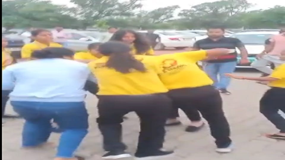 Fierce fight between girls in Raipur airport