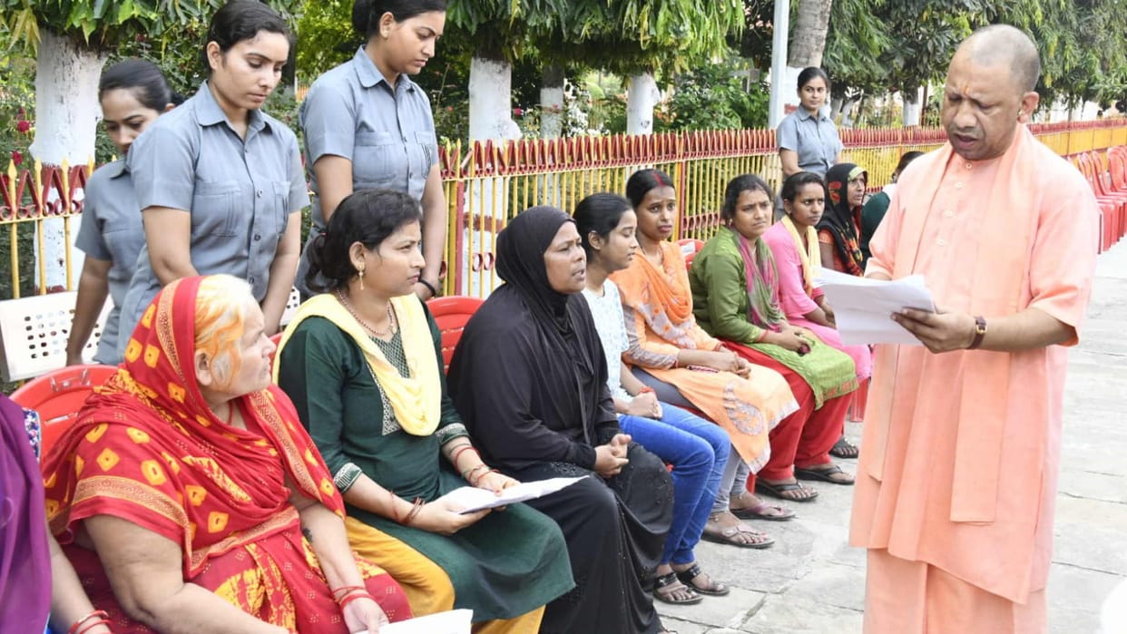 CM Yogi Adityanath listened to the problems of 200 people in Janata Darshan