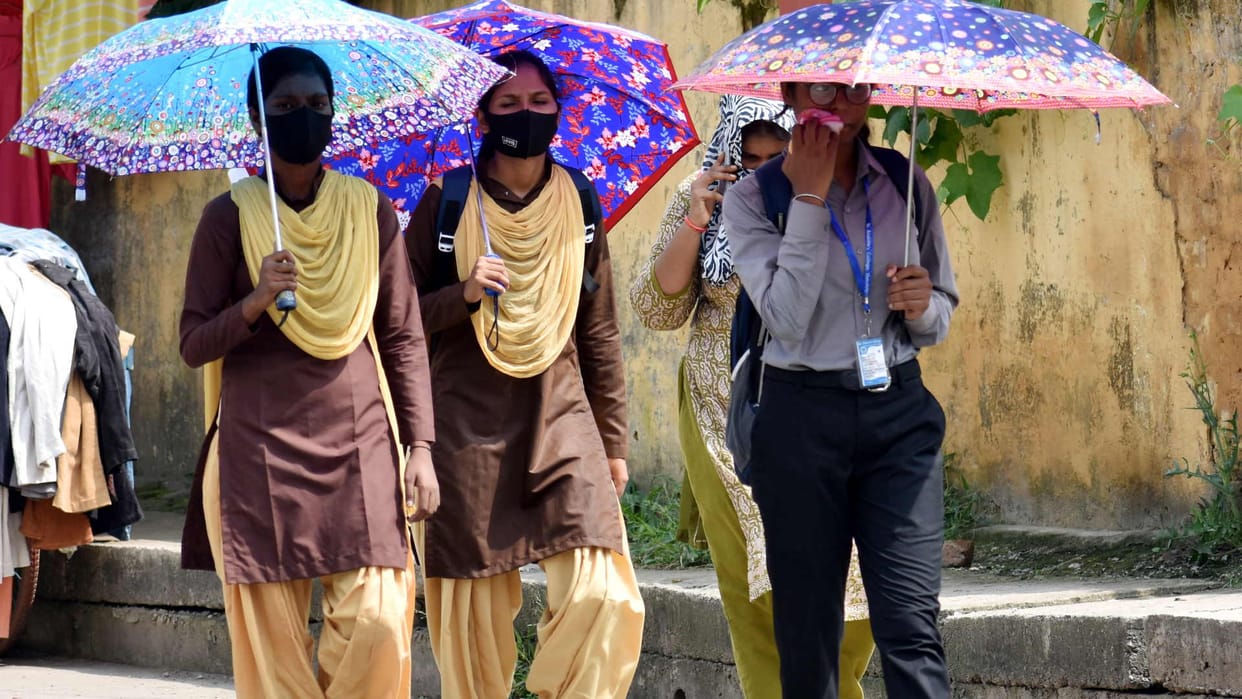 Gorakhpur weather condition scorching sun and humidity again start affecting people