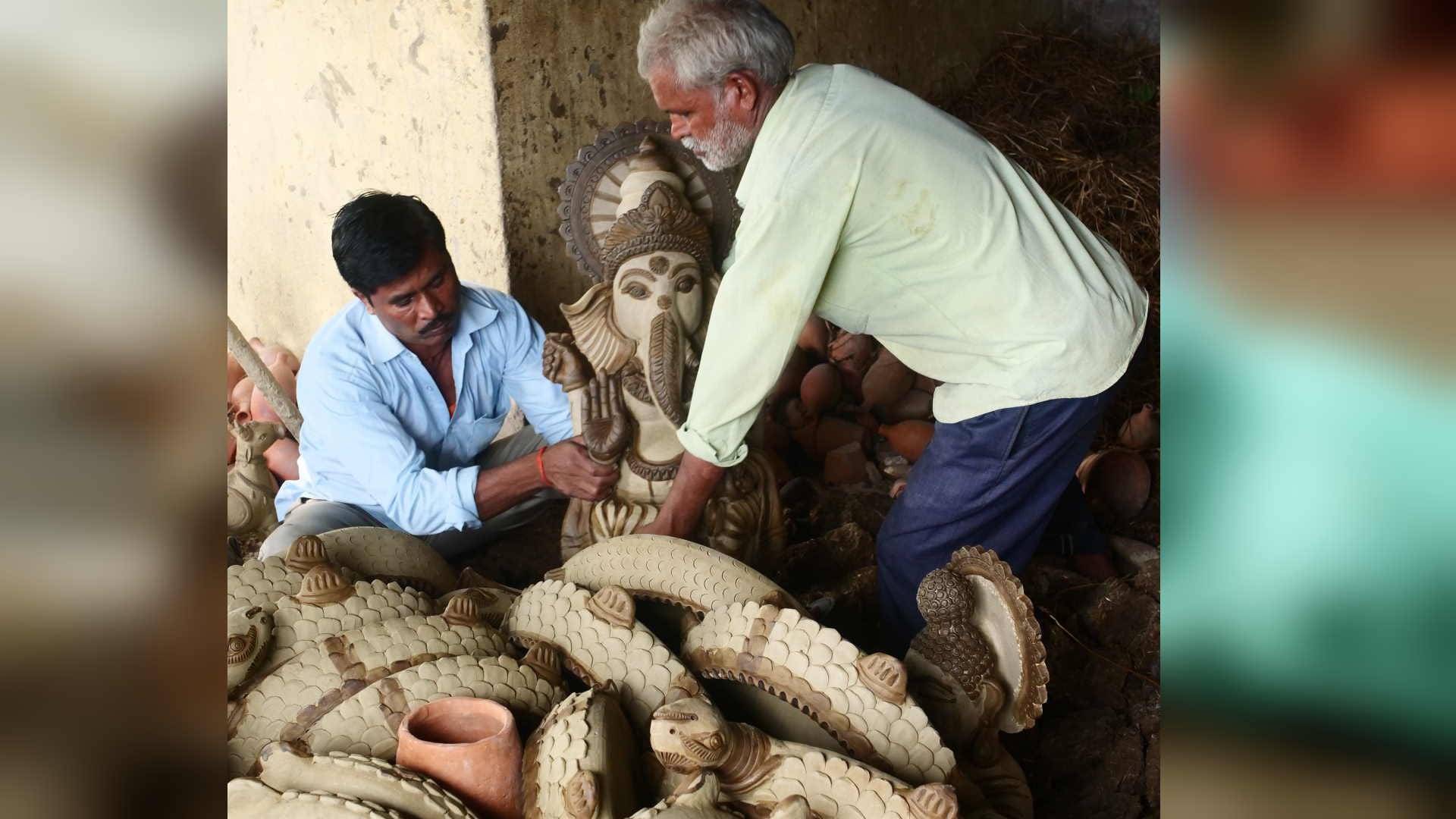 People from 20 families of Aurangabad village make terracotta idols