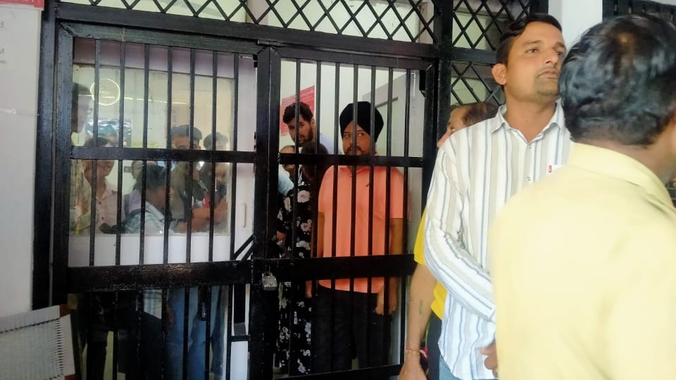 Students Protest in Kurukshetra University, administration locked the examination wing