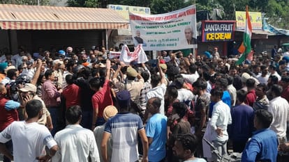जम्मू: ई रिक्शा यूनियन का प्रदर्शन, उपायुक्त कार्यालय की तरफ बढ़ रहे प्रदर्शनकारियों को पुलिस ने रोका Jammu: Demonstration of E Rickshaw Union Police stopped the protesters moving towards dc office