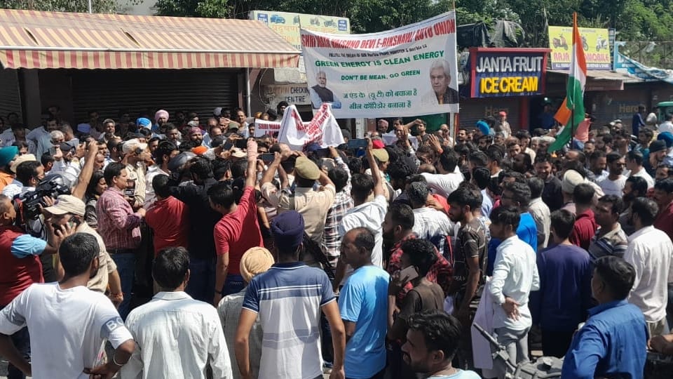 Jammu: Demonstration of E Rickshaw Union Police stopped the protesters moving towards dc office