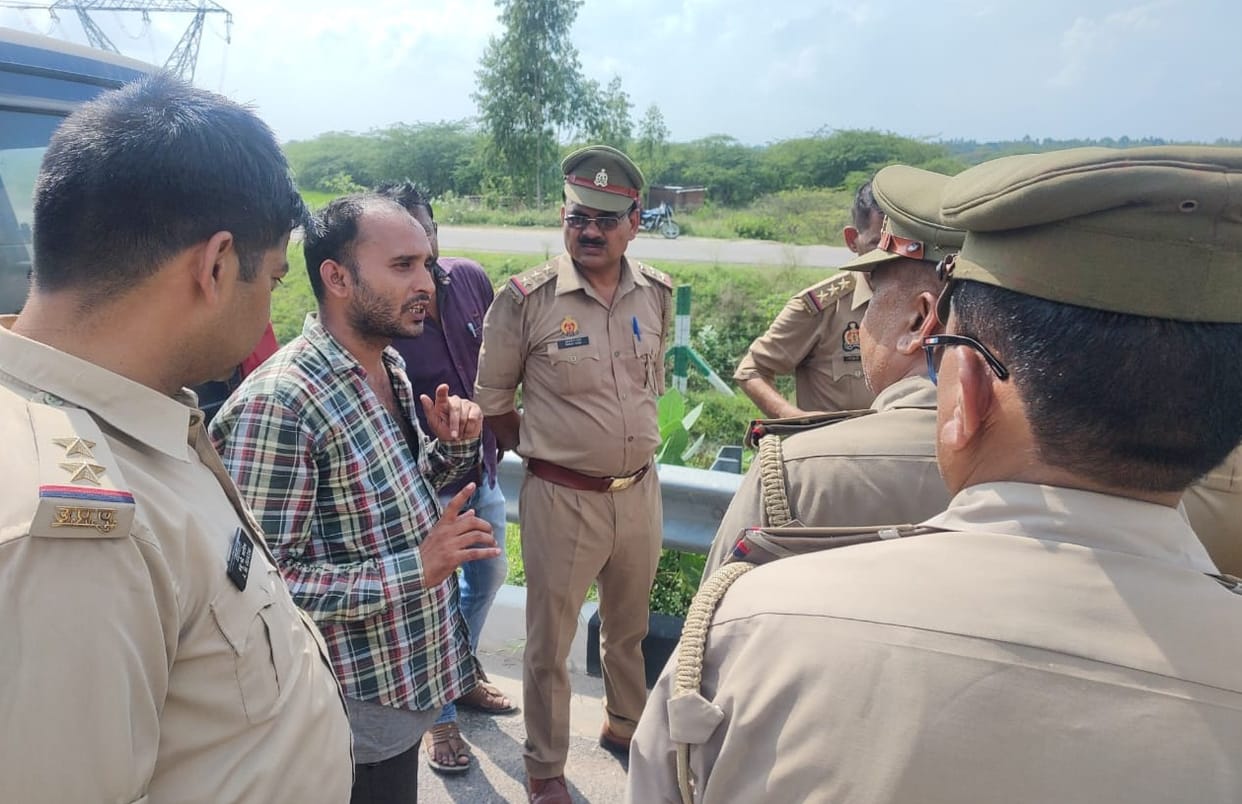 Loot of 15 lakh from businessmans accountant, late night incident on expressway, heated argument over border d