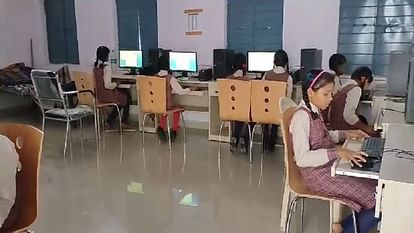 कंप्यूटर शिक्षा प्राप्त करते बच्चे