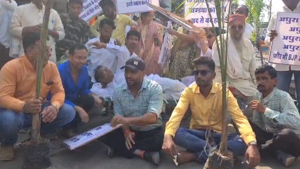 In Bhopal MLA Received Best MLA Award While In Khandwa People protest over potholes