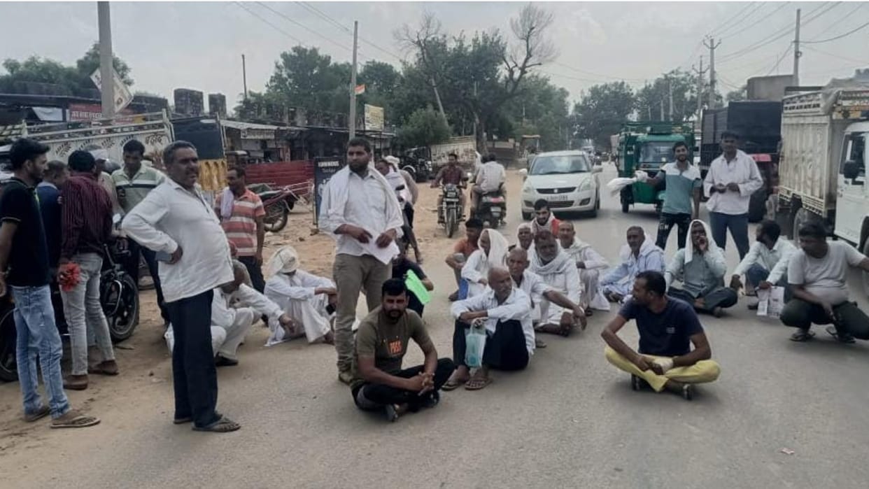 Narnaul: Farmers blocked road when procurement did not start in Nangal Chaudhary Mandi