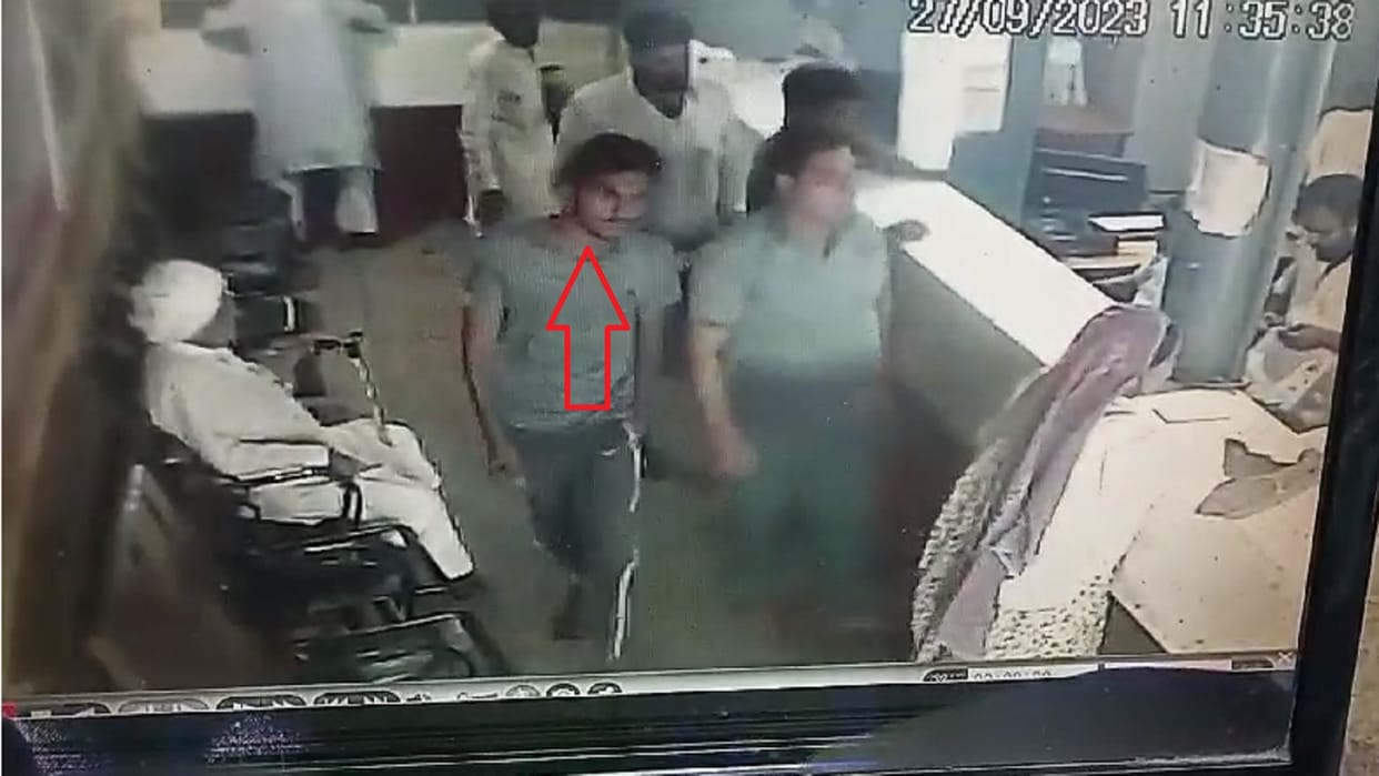 Meerut: 24 thousand stolen from bag of Congress leader in Mawana Cooperative Bank, accused caught in CCTV