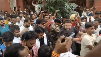 Pawan Singh : Bhojpuri star Pawan Singh and his wife reached Arrah court, Pawan ready for settlement.