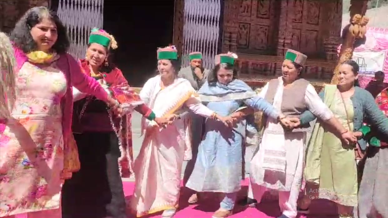 Himachal News: Lady Governor Janki shukla Perform Nati with villagers in Kinnaur vibrant village programme