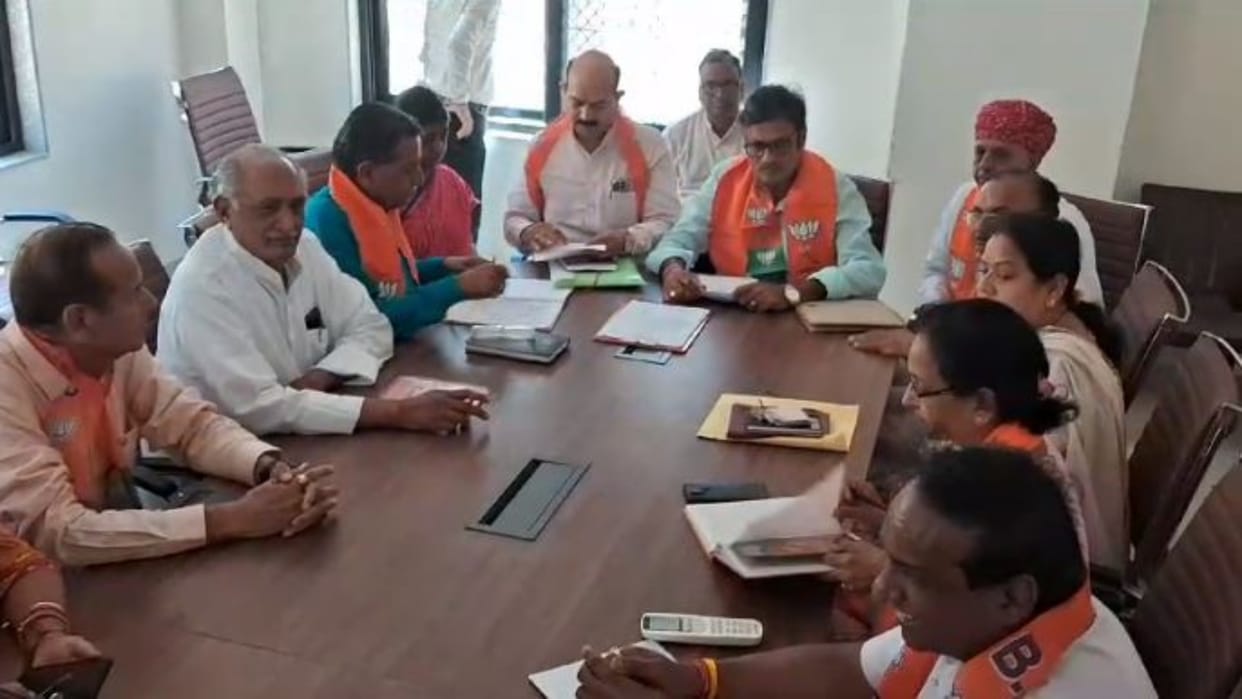 Rajasthan Election 2023 Rajendra Rathod held meeting with BJP workers says Congress is in competition with its