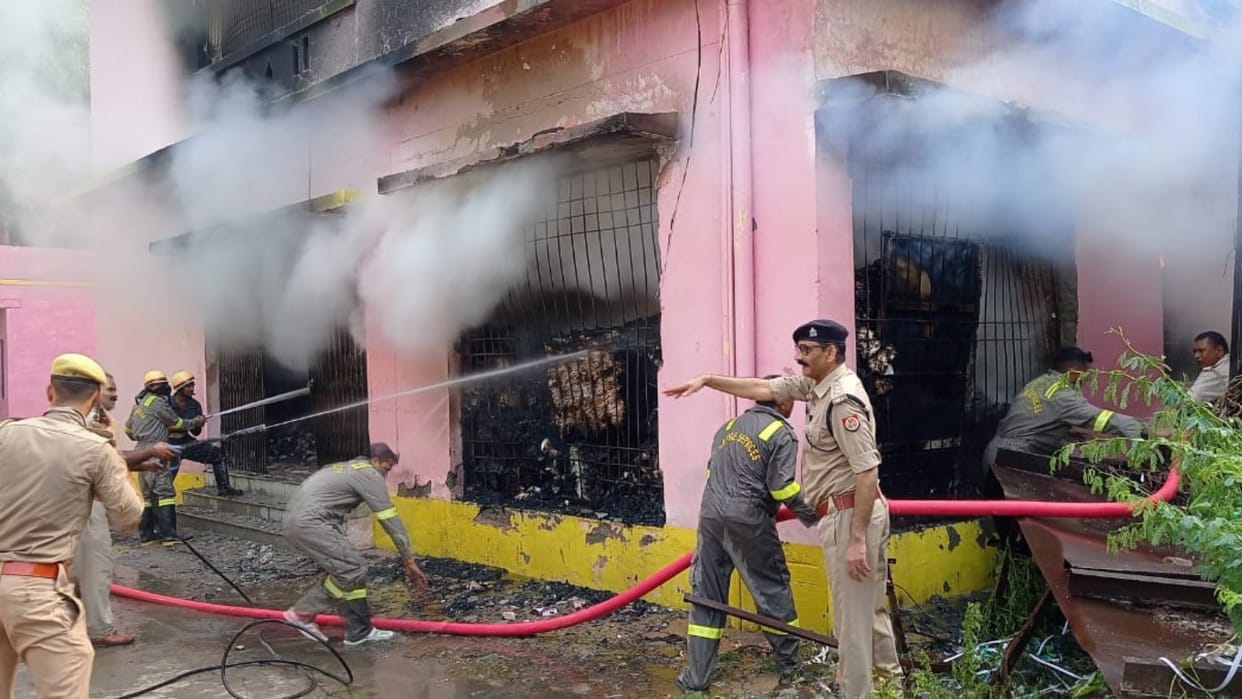 Fire broke out in ANM center in Sitapur.