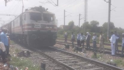 Rewari: Kalindi Express ran for one km on Delhi track due to not changing the track