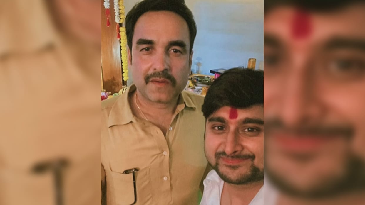 Bigg Boss fame deepak thakur attends ganesh chaturthi celebration at pankaj tripathi residence