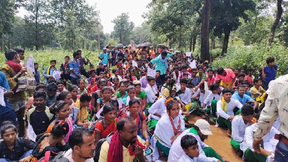 धरने पर बैठे लोग