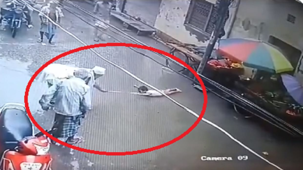 Varanasi News child suffering from electric shock in water Two old man saved his life video
