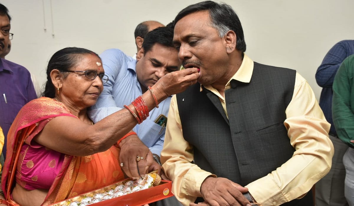 IMS BHU New director takes charge after taking blessings of mother performs Rudrabhishek in Vishwanath temple