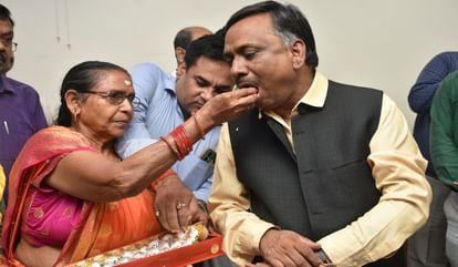 आईएमएस बीएचयू: मां का आशीर्वाद लेकर नए निदेशक ने संभाला कार्यभार, विश्वनाथ मंदिर में किया रुद्राभिषेक IMS BHU New director takes charge after taking blessings of mother performs Rudrabhishek in Vishwanath temple