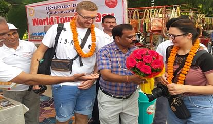 विश्व पर्यटन दिवस: वाराणसी में तिलक और आरती उतारकर पर्यटकों का स्वागत, दीपदान से रोशन हुआ शास्त्री घाट World Tourism Day Tilak and Aarti to the tourists in Varanasi Deep dan at Shastri Ghat illuminated