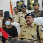 पुलिस टीम के साथ अपहृत बच्चा