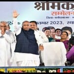 लोगों का अभिवादन करते खड़गे