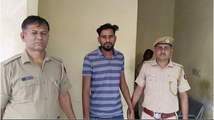 पुलिस गिरफ्त में दोषी युवक।