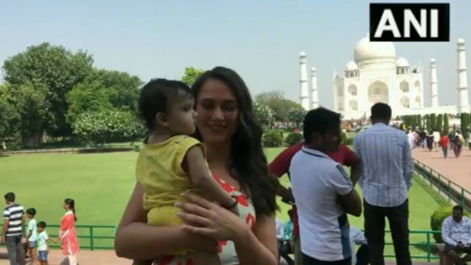 Miss Universe Great Britain Jessica Page reached Agra and saw the taj mahal