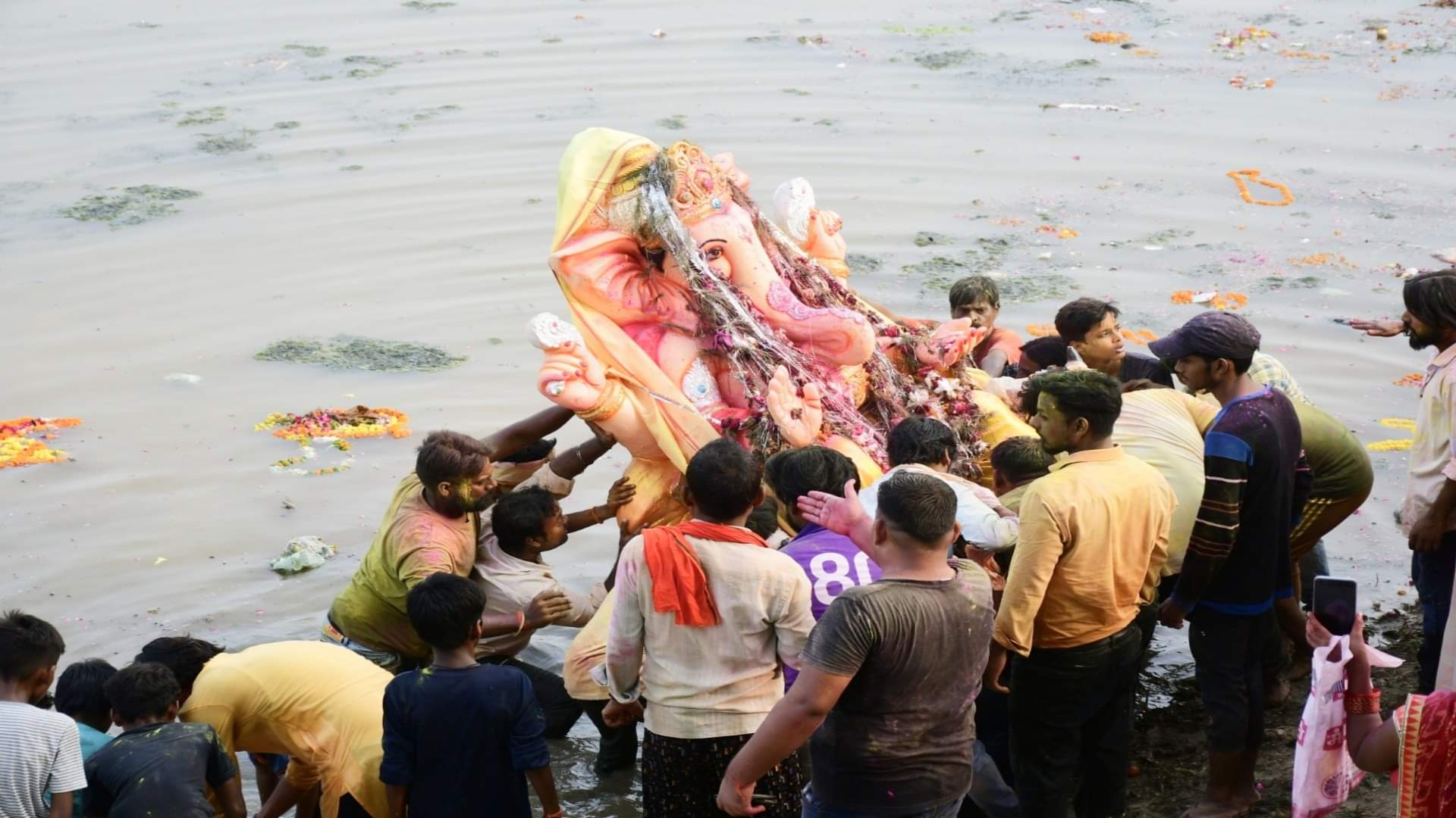 Ganpati Visarjan 2023: Immersion of idols of Ganpati Bappa done while dancing and singing, abir and gulal flew