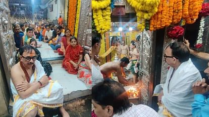 Ujjain: केंद्रीय मंत्री महेंद्रनाथ पांडे ने किए महाकाल के दर्शन, भस्म आरती में बाबा की भक्ति में लीन दिखे Ujjain: Union Minister Mahendranath Pandey had darshan of Mahakaal