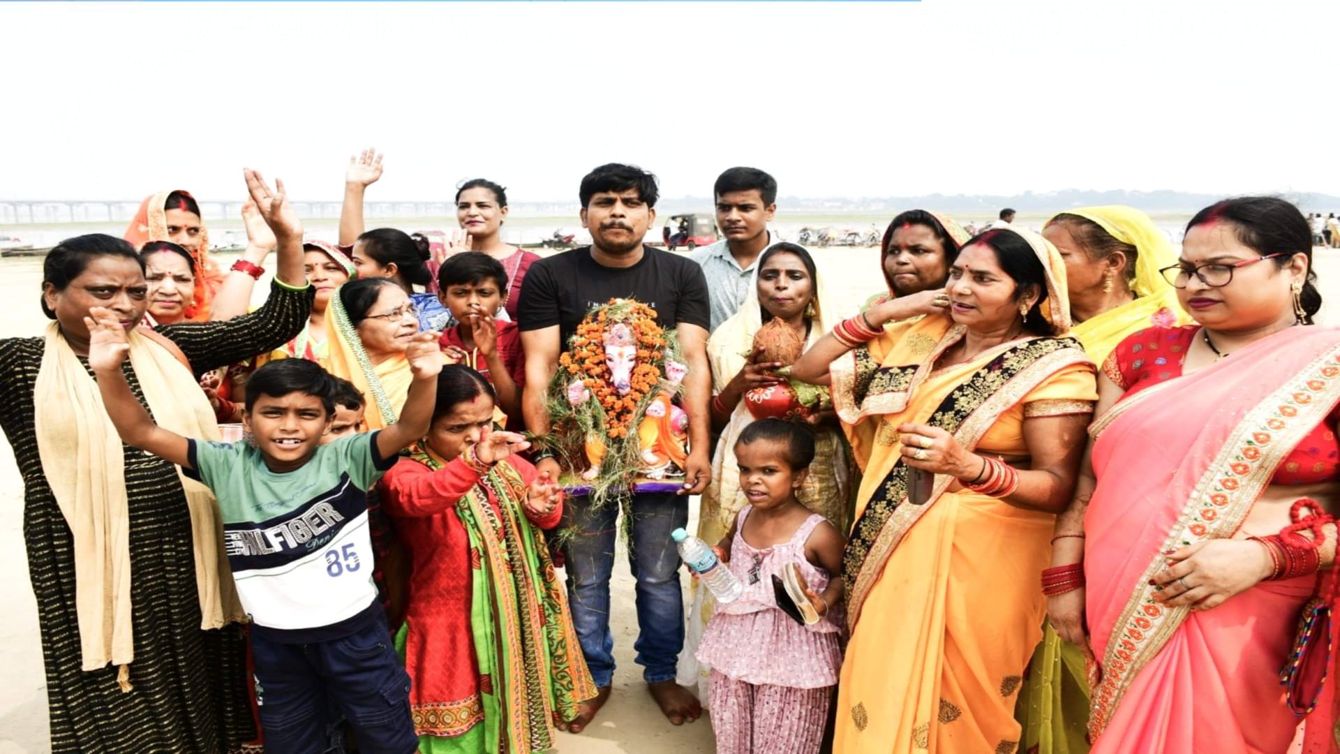 Ganpati Visarjan 2023: Immersion of idols of Ganpati Bappa done while dancing and singing, abir and gulal flew