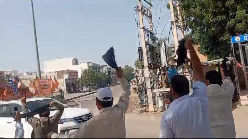 Sarpanches showed black flags to the convoy of BJP leader Gobind Kanda in Sirsa