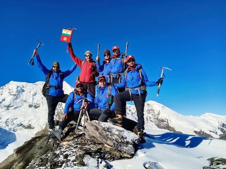 Uttarakhand News SSB Team hoisted tricolour on Rudragaira mountain peak