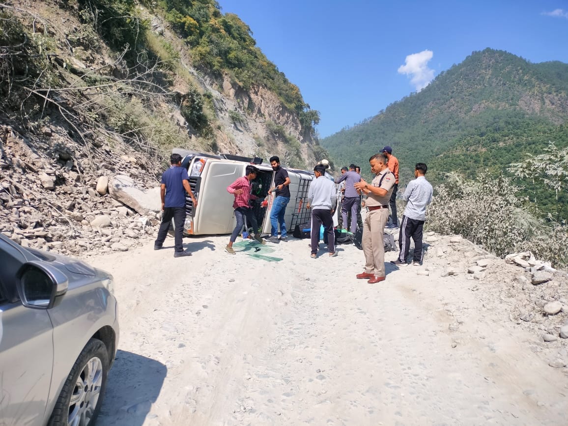 Gangotri Highway Bolero Accident during Going from Uttarkashi to Chinyalisaur driver saved passengers